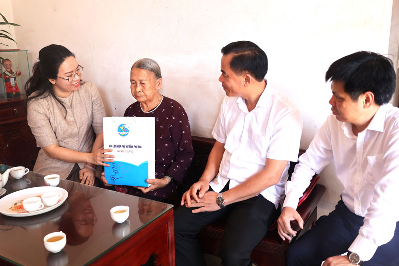 Hội LHPN tỉnh Phú Thọ tặng quà tại Tam Nông.