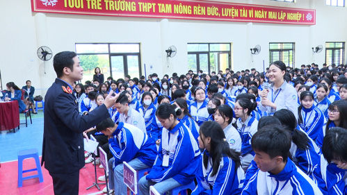 Kiểm sát viên giao lưu pháp luật với học sinh Trường THPT Tam Nông