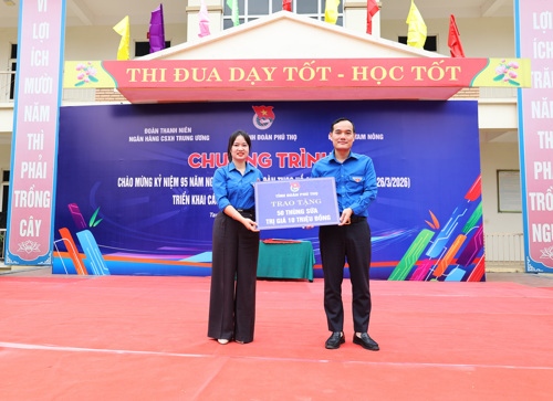 Tỉnh đoàn Phú Thọ tặng quà cho Đoàn xã Tam Nông