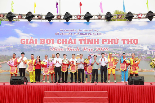 BTC trao cờ lưu niệm cho 09 đội Chải tham gia dự thi