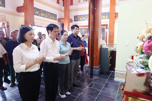 Các đồng chí lãnh đạo xã Tam Nông dâng hương tại Nhà tưởng niệm Đại tướng Võ Nguyên Giáp
