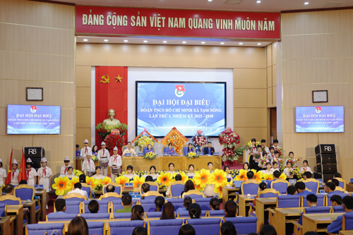 Đoàn thiếu nhi đến chúc mừng Đại hội