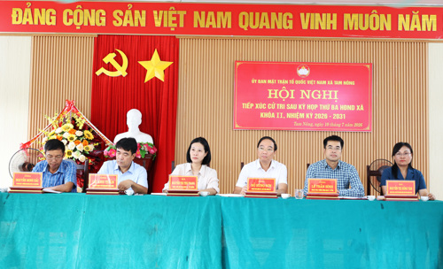 Các ông bà đại biểu HĐND xã TXCT tại thôn 7 xã Tam Nông