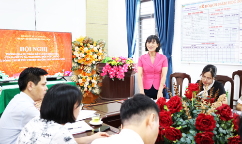 Lãnh đạo nhà trường phát biểu ý kiến tại buổi làm việc