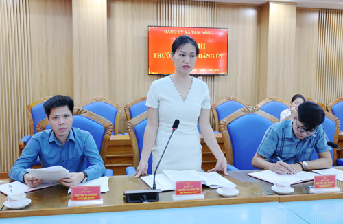 Đồng chí Nguyễn Thị Minh Thu - UVBTV, Chủ nhiệm UBKT Đảng ủy phát biểu tại hội nghị