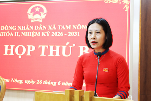 Đồng chí Nguyễn Thị Thu Trang - UVBTV, Phó Chủ tịch HĐND xã điều hành các nội dung tại kỳ họp