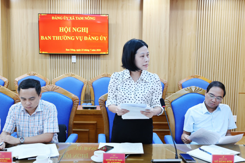 Đồng chí Nguyễn Thị Thu Trang - UVBTV, Phó Chủ tịch HĐND xã phát biểu tại hội nghị