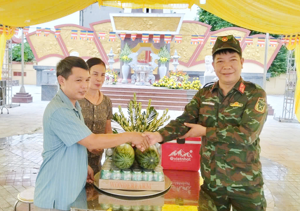 THÔN 1 XÃ TAM NÔNG THĂM HỎI, ĐỘNG VIÊN LỰC LƯỢNG QUÂN SỰ THỰC HIỆN NHIỆM VỤ TÌM KIẾM, QUY TẬP HÀI CỐT LIỆT SĨ.