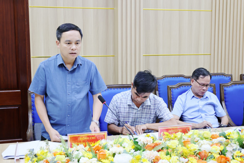 Đồng chí Nguyễn Ngọc Minh - UVBTV, Phó Chủ tịch UBND xã phát biểu tại hội nghị