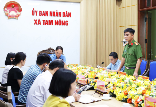 Lãnh đạo Công an xã báo cáo
