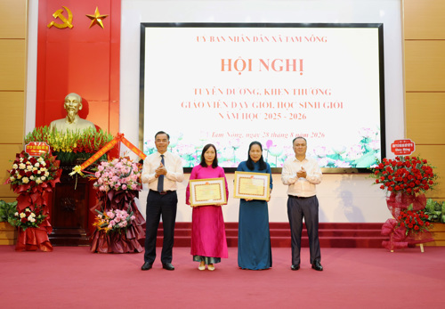 Lãnh đạo Sở và xã Tam Nông khen thưởng các tập thể và cá nhân