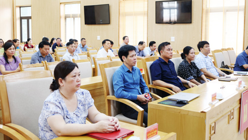 Các đại biểu tham dự tập huấn tại điểm cầu xã Tam Nông, tỉnh Phú Thọ