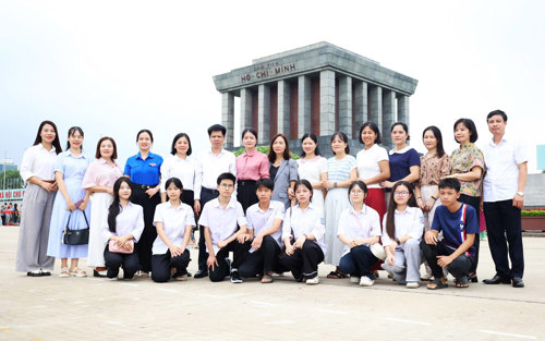Đoàn đại biểu giáo viên và học sinh tiêu biểu của xã Tam Nông chụp ảnh lưu niệm trước Lăng Chủ tịch Hồ Chí Minh