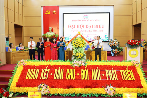 Đồng chí Hoàng Đức Công – Phó Chủ tịch Hội Nông dân tỉnh Phú Thọ tặng hoa chúc mừng Đại hội