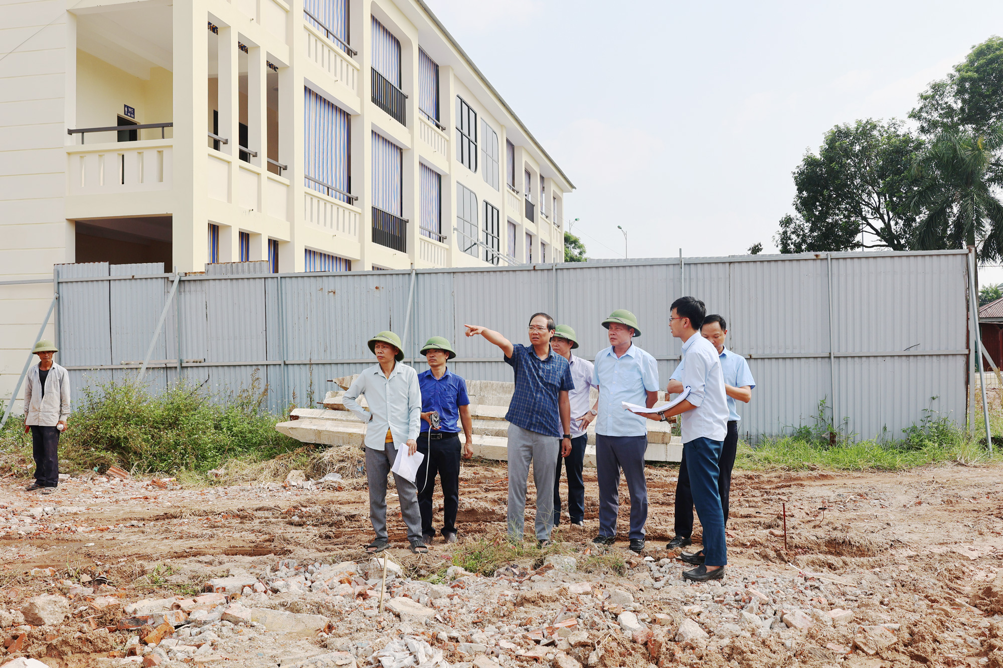 CHỦ TỊCH UBND XÃ KIỂM TRA, ĐÔN ĐỐC TIẾN ĐỘ XÂY DỰNG TRƯỜNG THCS VÀ MẦM NON TAM NÔNG - PHÂN HIỆU HỒNG ĐÀ.