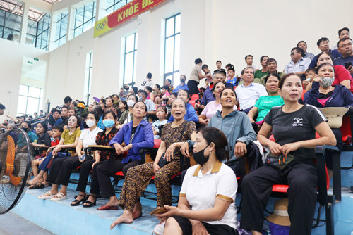 Rất đông cổ động viên đến cổ vũ