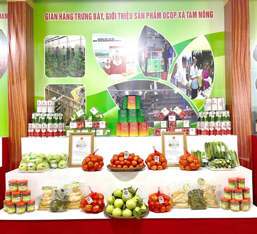 Gian hàng trưng bày sản phẩm của xã Tam Nông thuộc cụm 07 tại Trại Văn hóa Đồi Phú Bùng - Khu Di tích Lịch sử Quốc gia đặc biệt Đền Hùng