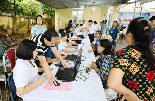 Đông đảo cán bộ và Nhân dân tham gia chương trình