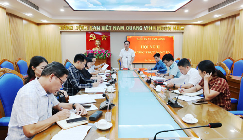 Đồng chí Quách Hải Lý - Bí thư Đảng ủy, Chủ tịch HĐND xã chủ trì hội nghị