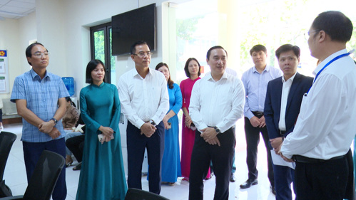 Đồng chí Đặng Mai Sơn - TUV, Phó Giám đốc Sở Nội vụ tỉnh Phú Thọ đến thăm Trung tâm Phục vụ Hành chính công xã Tam Nông