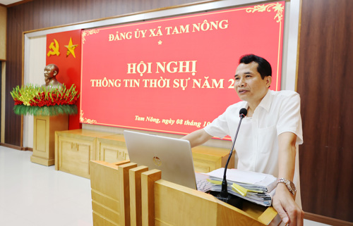 Đồng chí Nguyễn Đoàn Cần - Trưởng phòng Tuyên truyền Báo chí Xuất bản, Ban Tuyên giáo Tỉnh ủy trực tiếp truyền đạt