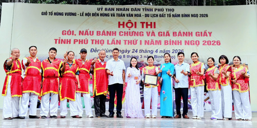 Lãnh đạo BQL Di tích Lịch sử Đền Hùng chụp ảnh lưu niệm với Đội thi Giải Nhất xã Tam Nông