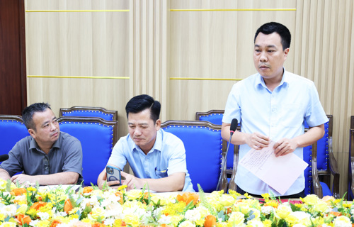Lãnh đạo Trường THPT Hưng Hóa phát biểu tại hội nghị