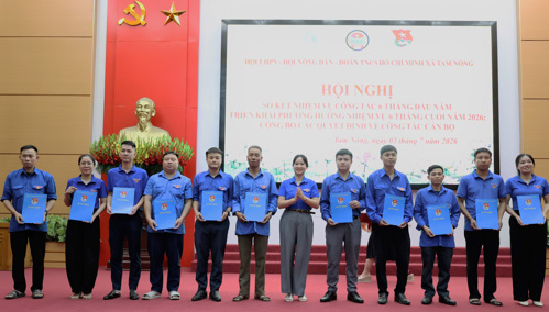Đoàn TNCS Hồ Chí Minh trao Quyết định kiện toàn Chi đoàn thôn mới