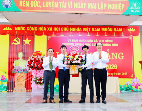 Đồng chí Nguyễn Tuấn Ngọc - Phó Bí thư Thường trực Đảng ủy xã tặng hoa chúc mừng Trường THCS Hương Nộn