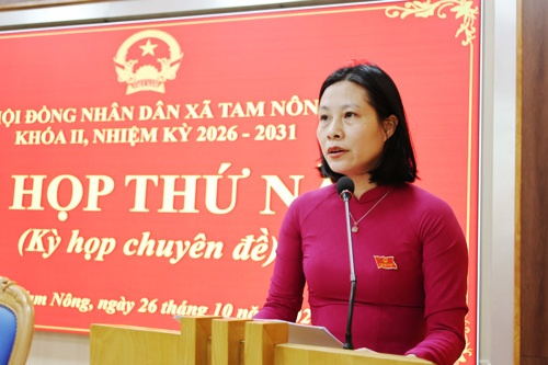 Đồng chí Nguyễn Thị Thu Trang - UVBTV, Phó Chủ tịch HĐND xã phát biểu tại Kỳ họp