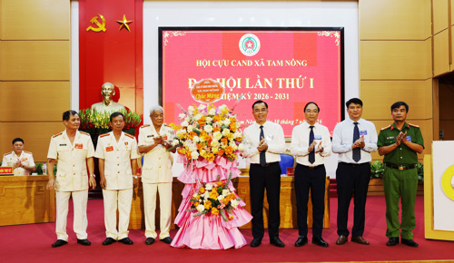 Lãnh đạo xã Tam Nông tặng hoa chúc mừng Đại hội