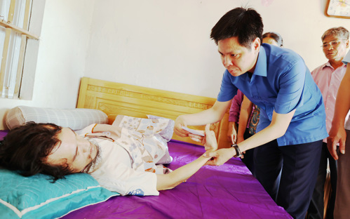 Đồng chí Nguyễn Tuấn Ngọc - Phó Bí thư Thường trực Đảng ủy xã Tam Nông trao quà