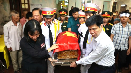 Các đồng chí lãnh đạo địa phương đưa Liệt sỹ về NTLS xã Tam Nông