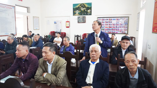 Đảng viên phát biểu ý kiến tại buổi sinh hoạt