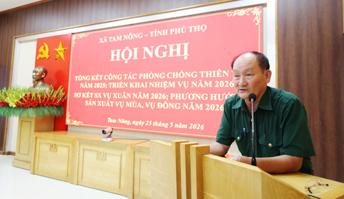 Ông Bùi Quang Trung - Trưởng khu 9 (Hương Nộn cũ) xã Tam Nông phát biểu tại hội nghị