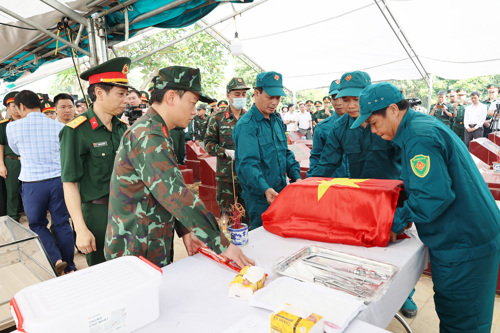 Thực hiện quy trình khai quật, tổ chức lấy mẫu sinh học phục vụ cho công tác giám định ADN và các thủ tục bàn giao mẫu hài cốt liệt sĩ.