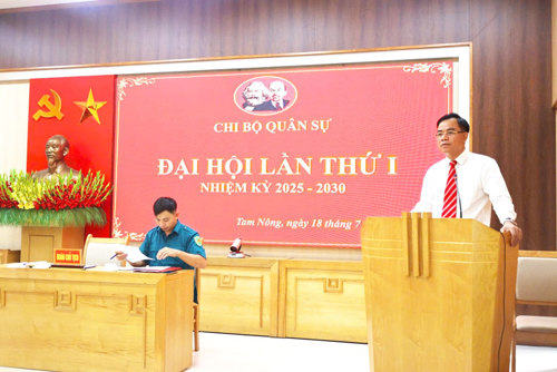 Đồng chí Quách Hải Lý - Bí thư Đảng uỷ, Chủ tịch HĐND xã, Bí thư Chi bộ Quân sự xã phát biểu tại Đại hội