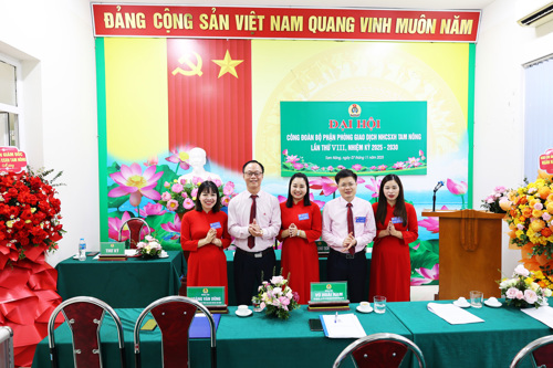 Lãnh đạo tỉnh và Phòng giao dịch chụp ảnh với BCH khóa mới