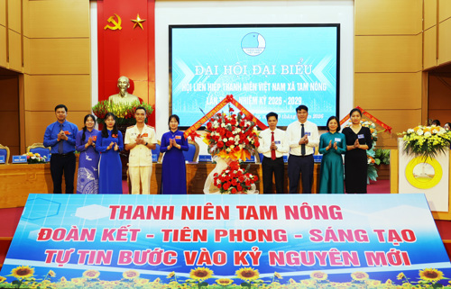 Đồng chí Nguyễn Tuấn Ngọc - PBT Thường trực Đảng ủy phát biểu chỉ đạo và tặng hoa chúc mừng Đại hội