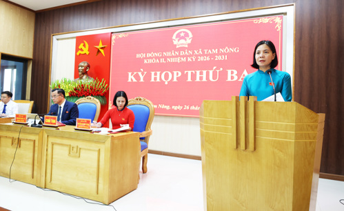 Đồng chí Cao Thị Thu Phương - UVBTV, Phó Chủ tịch UBND xã phát biểu tại kỳ họp