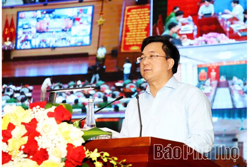 Đồng chí Trần Duy Đông - Ủy viên dự khuyết Ban Chấp hành Trung ương Đảng, Phó Bí thư Tỉnh ủy, Chủ tịch UBND tỉnh dự và phát biểu chỉ đạo hội nghị.