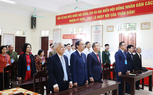 Các đại biểu thực hiện nghi lễ Chào cờ