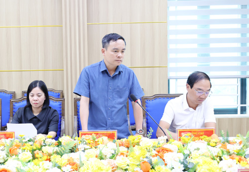 Đồng chí Nguyễn Ngọc Minh - UVBTV, Phó Chủ tịch UBND xã phát biểu tại hội nghị