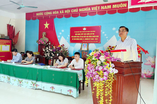 Ông Quách Hải Lý - Bí thư Đảng ủy, Chủ tịch HĐND xã Tam Nông trình bày chương trình hành động