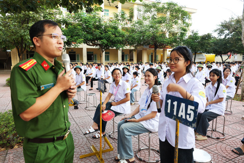 Trao đổi cùng học sinh