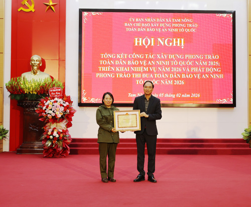 Thừa ủy quyền của Chủ tịch UBND tỉnh, đồng chí Đồng chí Đỗ Hùng Sơn - PBT Đảng ủy, Chủ tịch UBND xã trao Bằng khen của UBND tỉnh cho 01 cá nhân