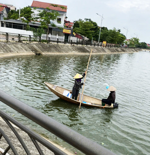 Rải chế phẩm tại khu vực góc hồ nơi cá chết dạt vào theo khuyến cáo