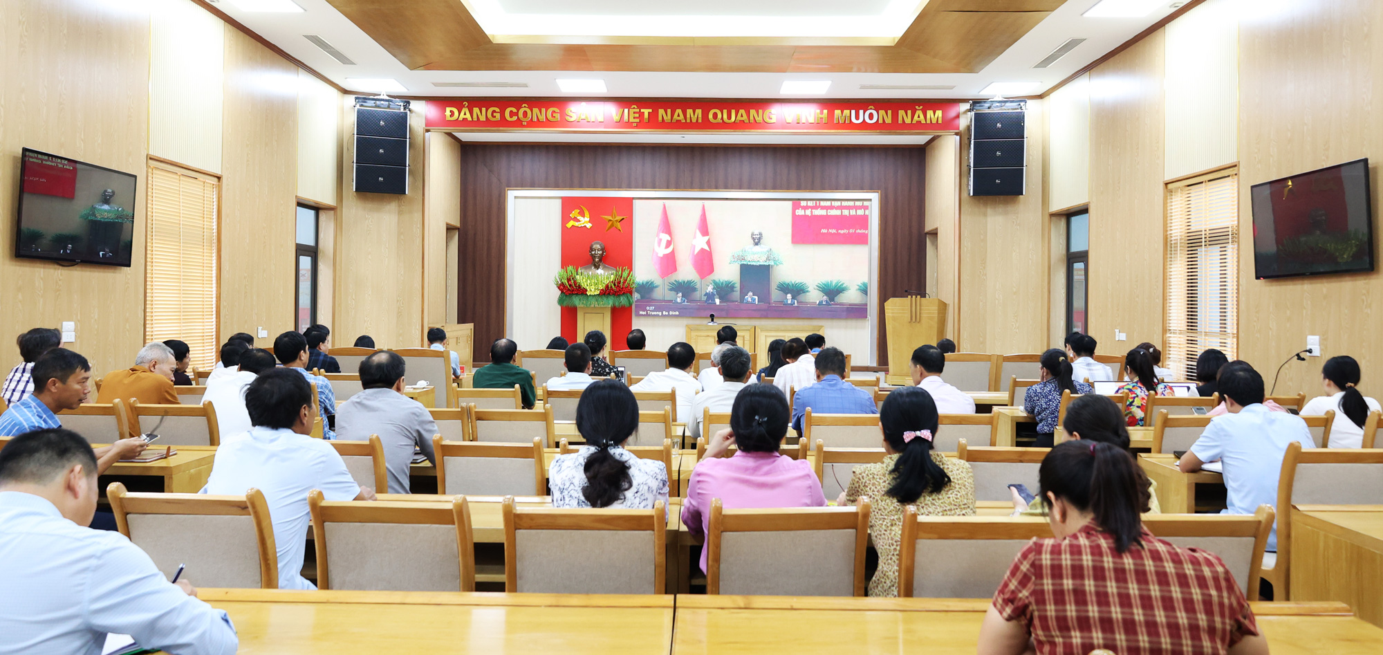 Điểm cầu xã Tam Nông tham gia Hội nghị sơ kết 01 năm vận hành mô hình tổ chức tổng thể của hệ thống chính trị và mô hình chính quyền 3 cấp.