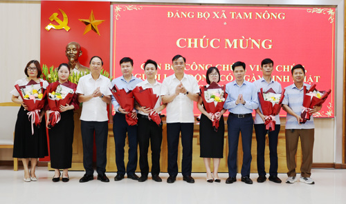 Thường trực Đảng ủy xã chúc mừng các đồng chí cán bộ, công chức, viên chức và người lao động có ngày sinh trong tháng 5
