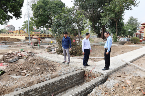 Chủ tịch UBND xã Đỗ Hùng Sơn chỉ đạo đẩy nhanh tiến độ hoàn thành công trình cải tạo, nâng cấp khuôn viên Nghĩa trang Liệt sỹ xã Tam Nông xong trước tết Nguyên đán 2026